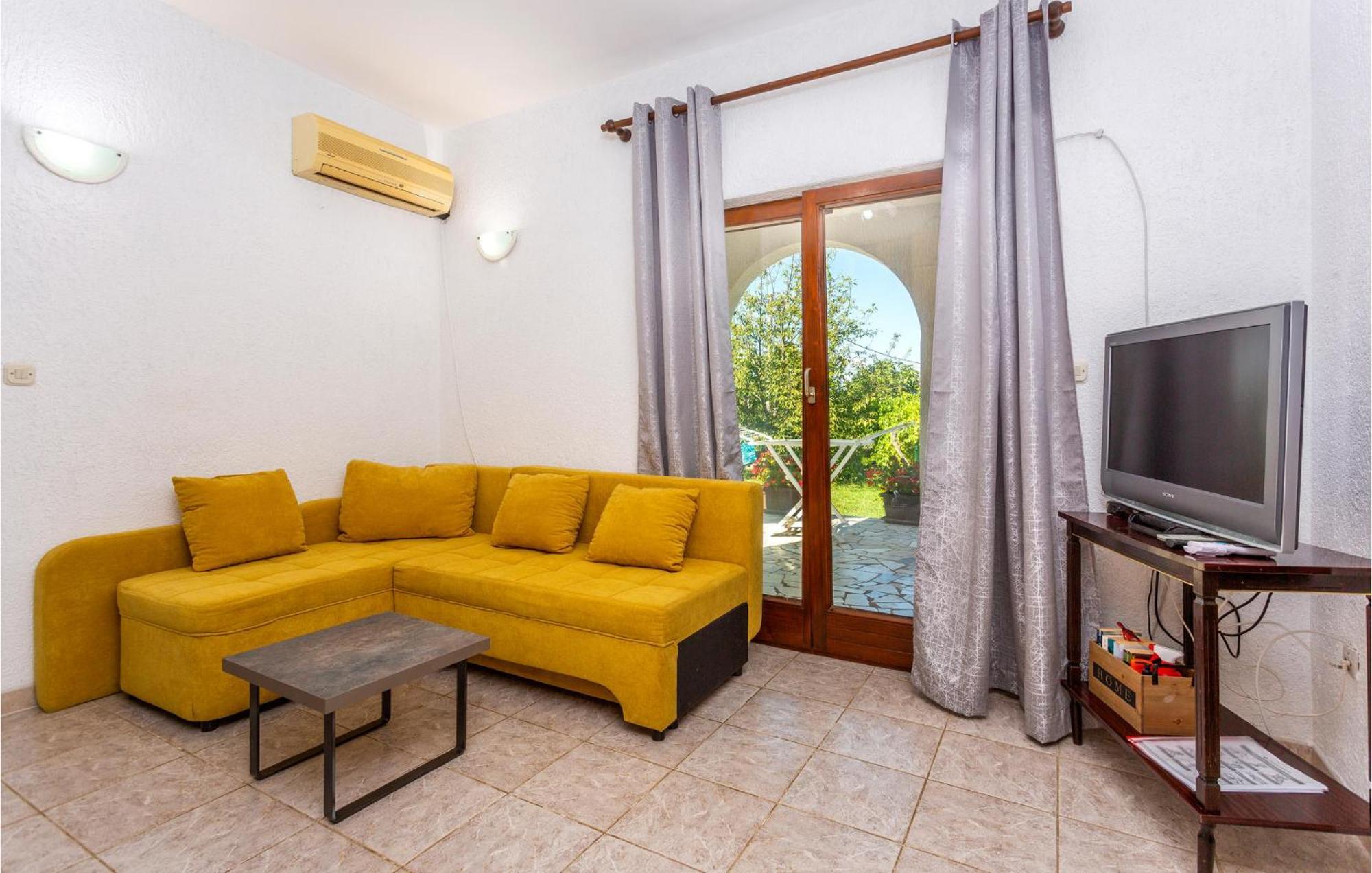 Beautiful Apartment In Malinska With Wifi Екстер'єр фото