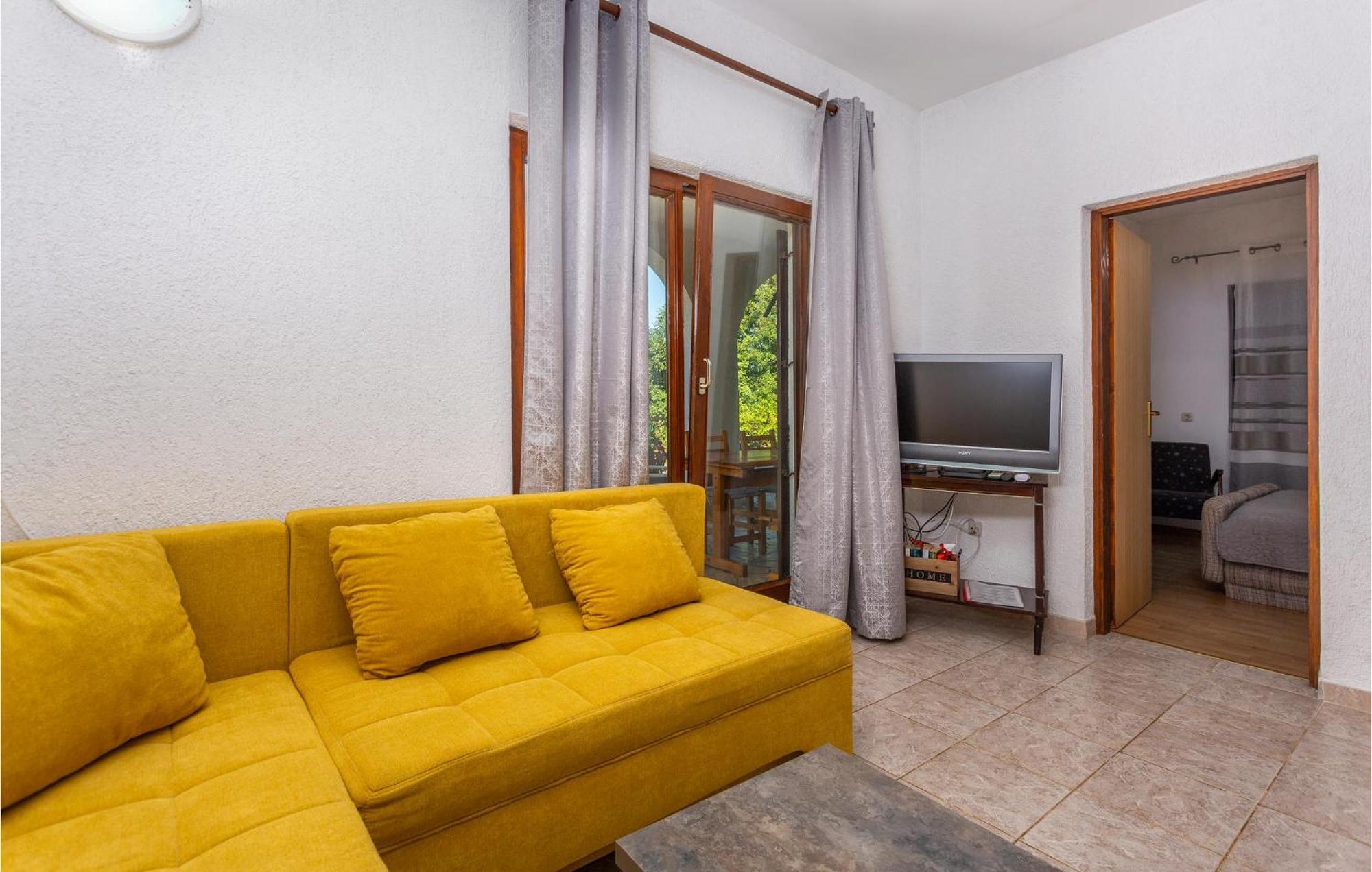 Beautiful Apartment In Malinska With Wifi Екстер'єр фото